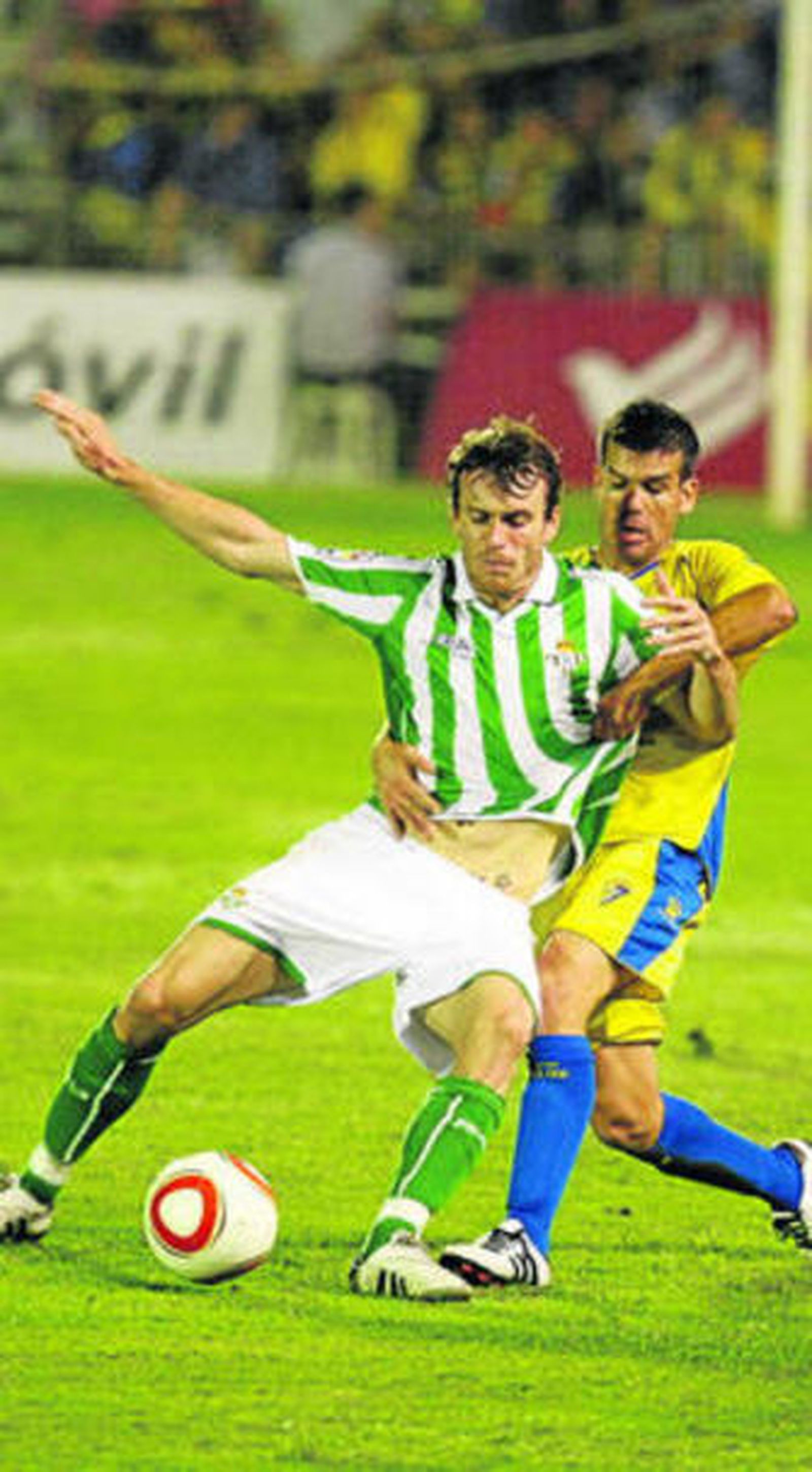 Ryan protege el balón ante la presión de un defensor del Cádiz.