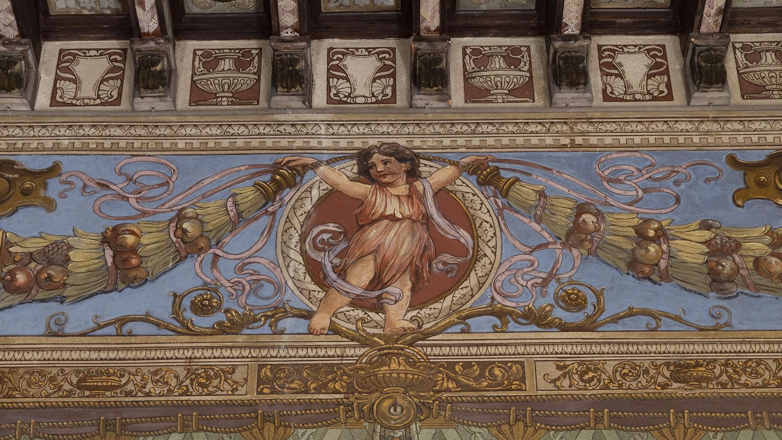 La decoración neorrenacentista en las galería inferior del patio principal.