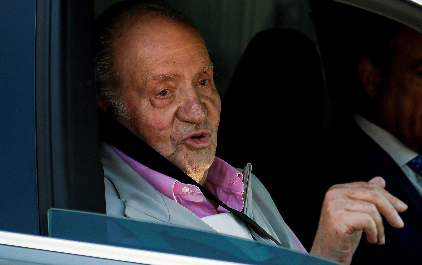 Juan Carlos I recién salido del centro Quirón Salud Madrid de Pozuelo de Alarcón el 31 de agosto de 2019 con un triple baipás aortocoronario.