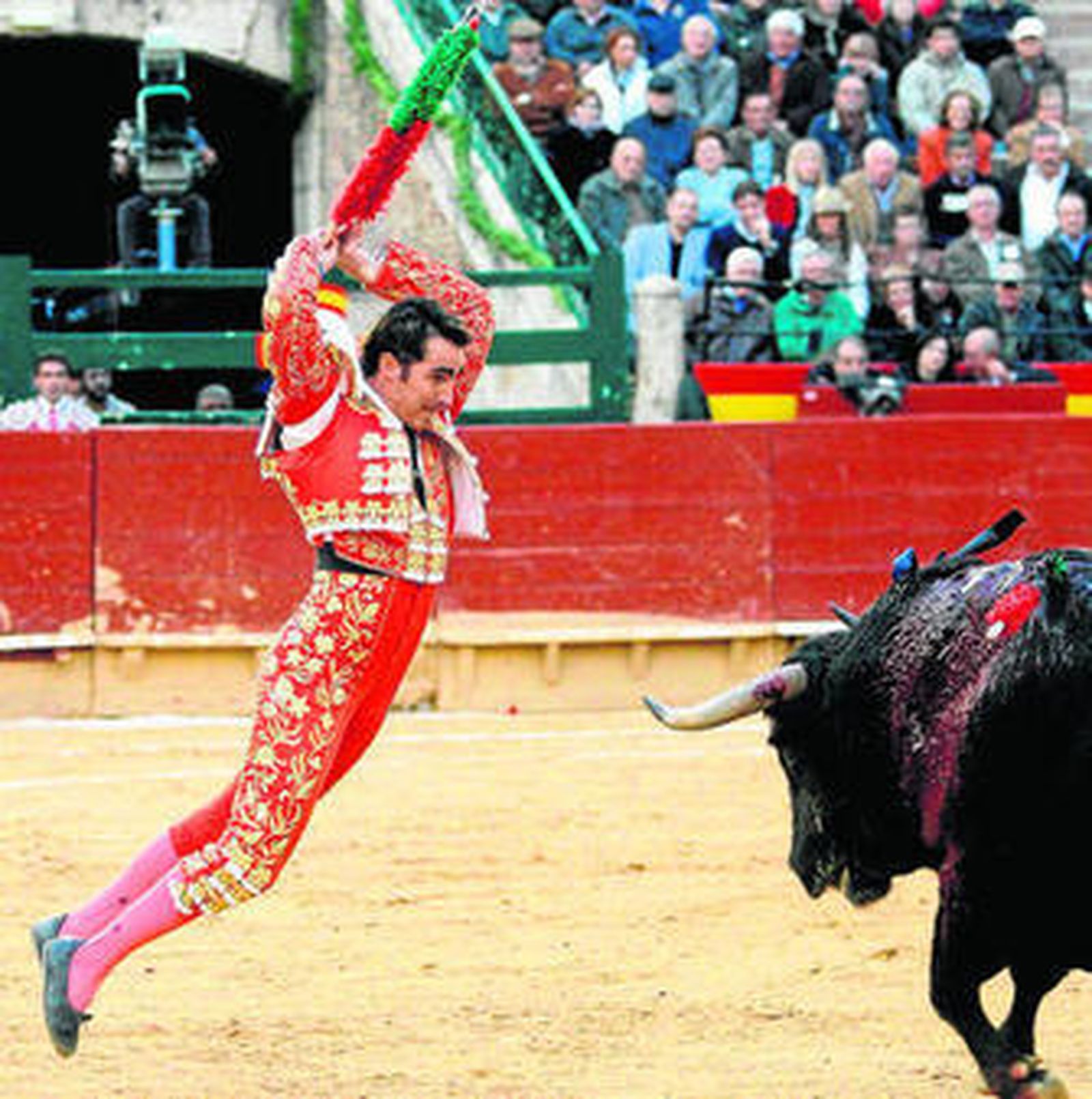 El Fandi, en un par a su segundo astado, en la corrida de ayer en la plaza de Valencia.