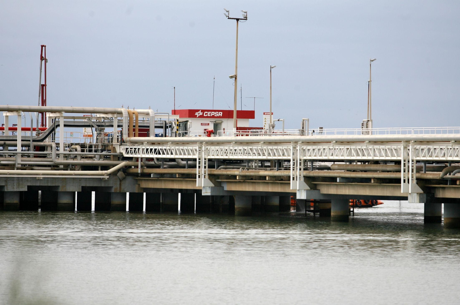 Pantalán Reina Sofía de Cepsa donde se ha producido el incidente.