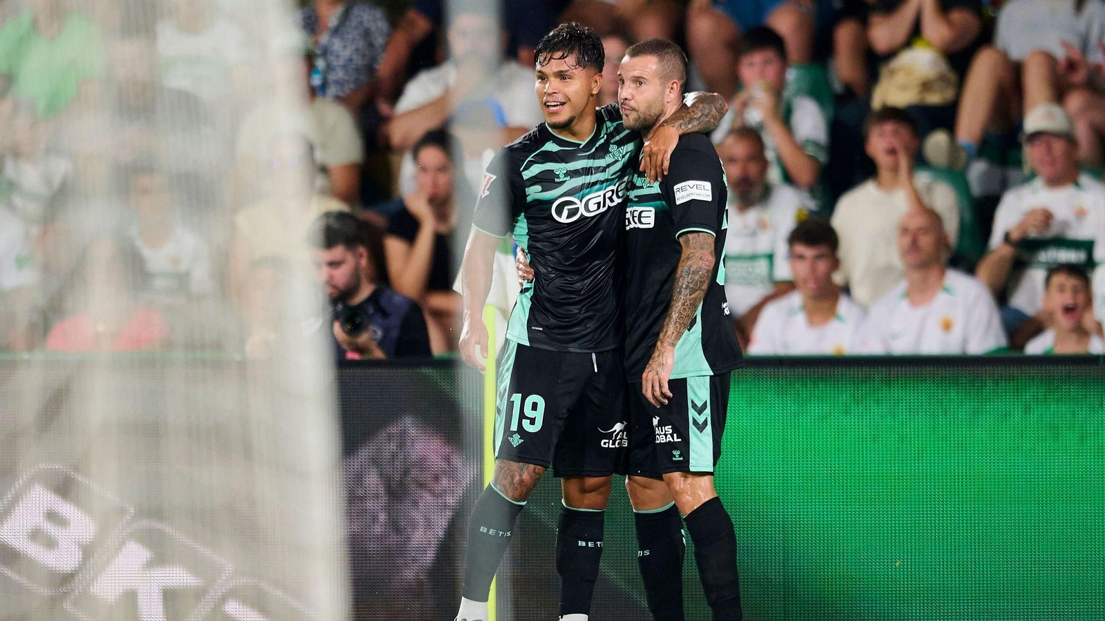 Aitor Ruibal junto al Cucho tras el primer gol del Betis.