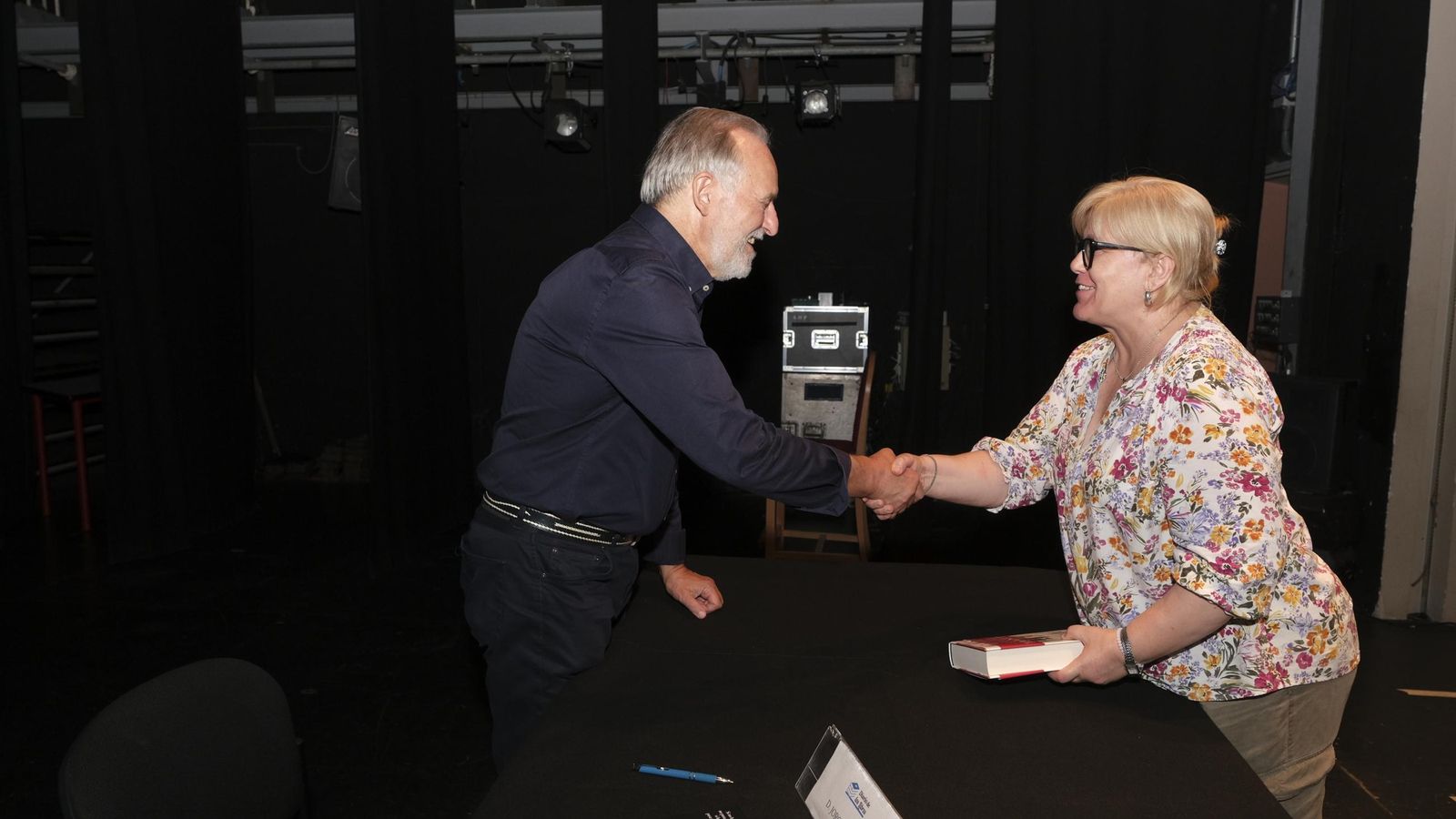 Jorge Molist firmando un ejemplar a Irene Gálvez.