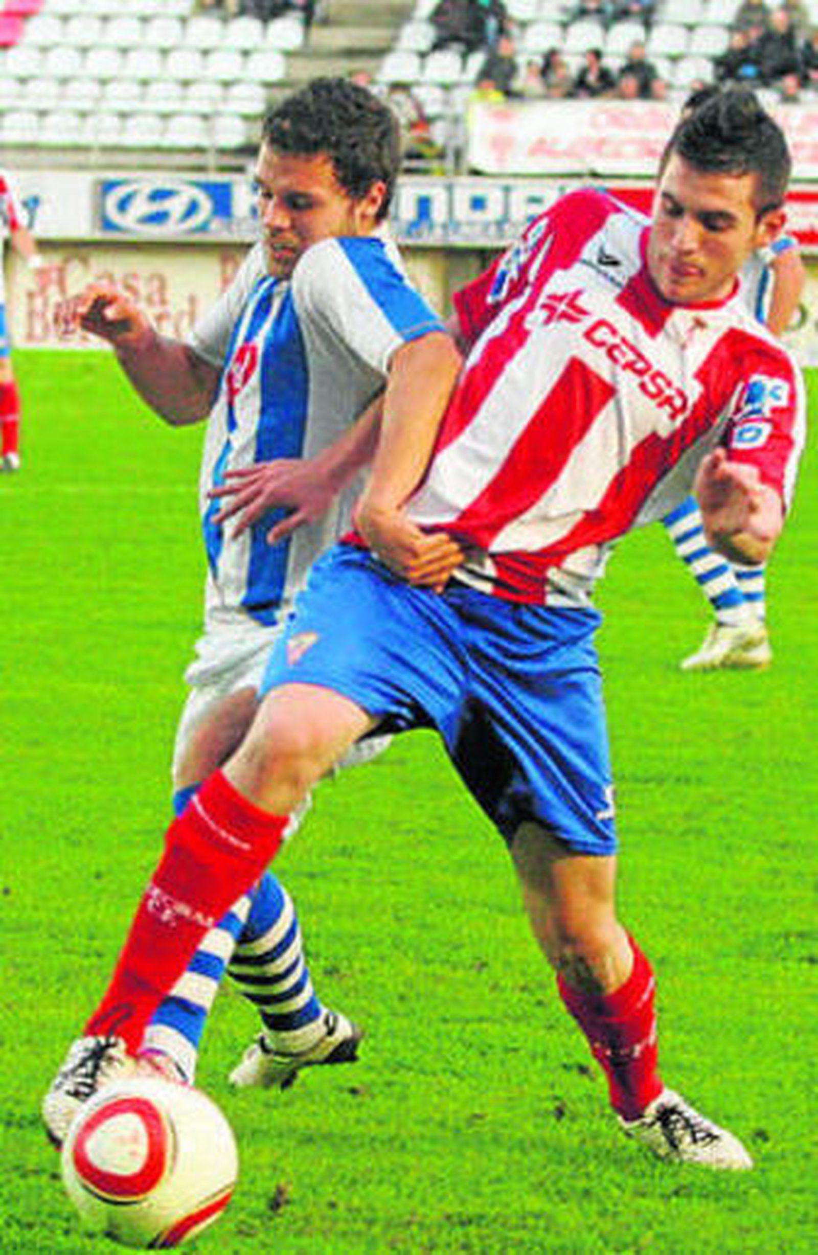 Iván pugna con un rival.