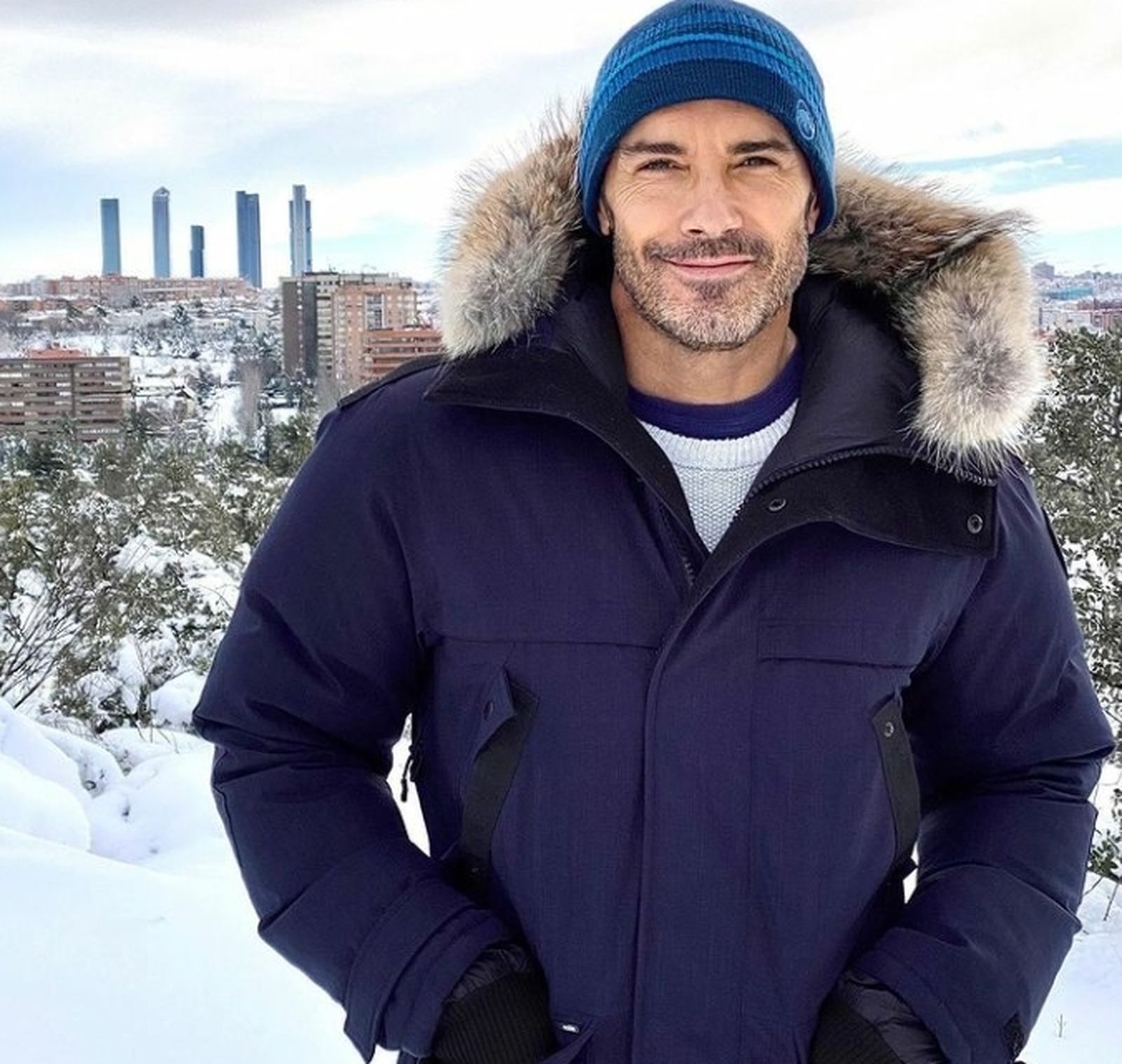 Jesús Vázquez posa la mar de bien, con las nuevas torres de la Castellana detrás