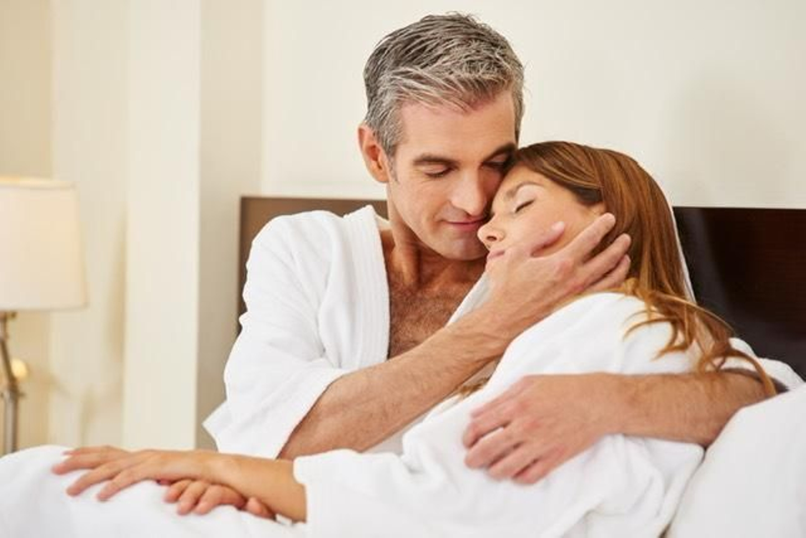 Una pareja se abraza. Una pareja se abraza.