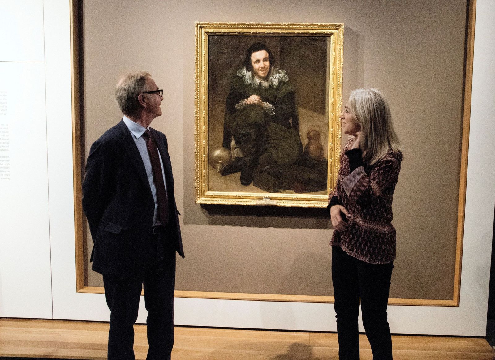 José  Guirao y Patricia del Pozo observan 'El bufón Calabacillas' , de Velázquez.