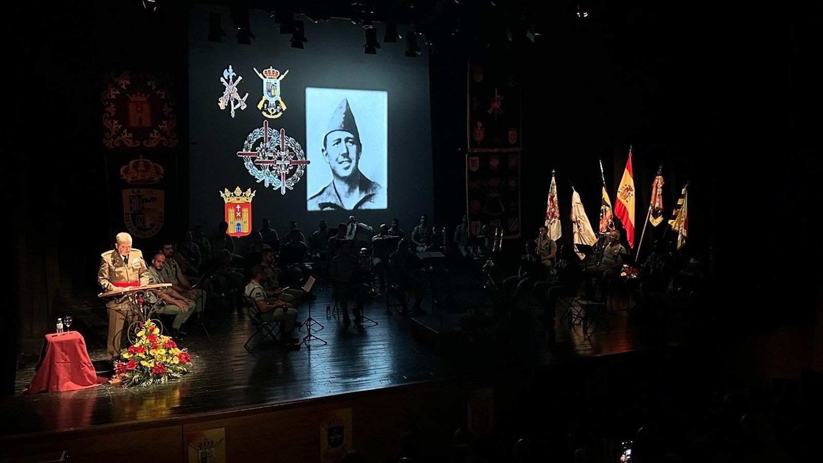 Imagen proyectada del héroe, durante una intervención.