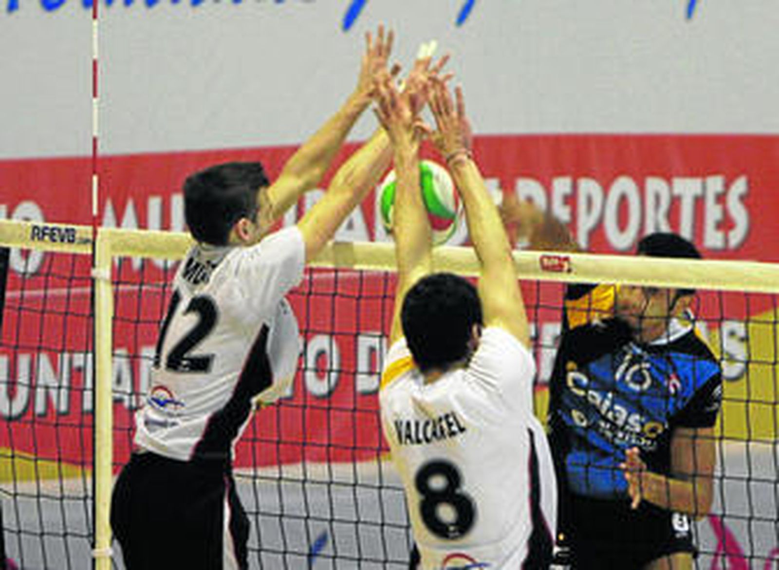 El cajista Maita estrella su remate contra el bloqueo mallorquín formado por Muñoz y Valcárcel