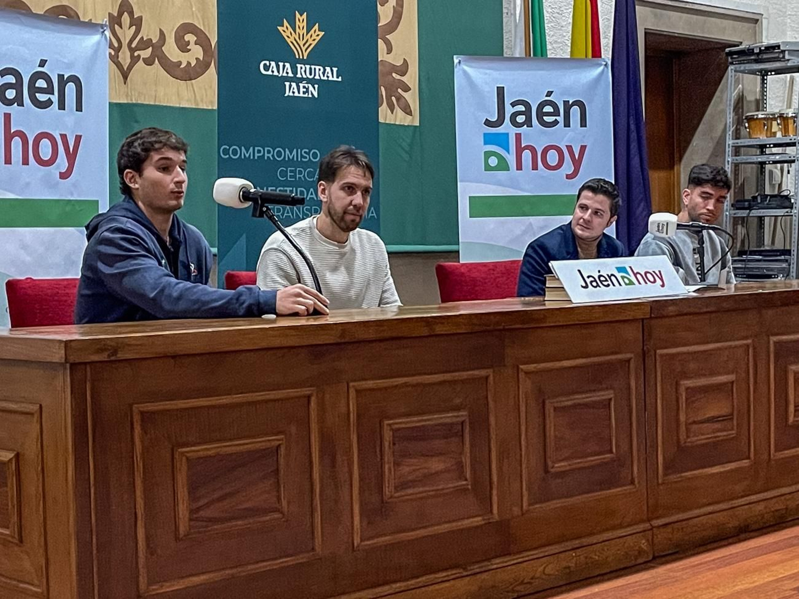 Óscar Lozano, Alan Brandi y Pablo Pérez, protagonistas de 'La tertulia deportiva de Jaén Hoy' en el IES Virgen del Carmen