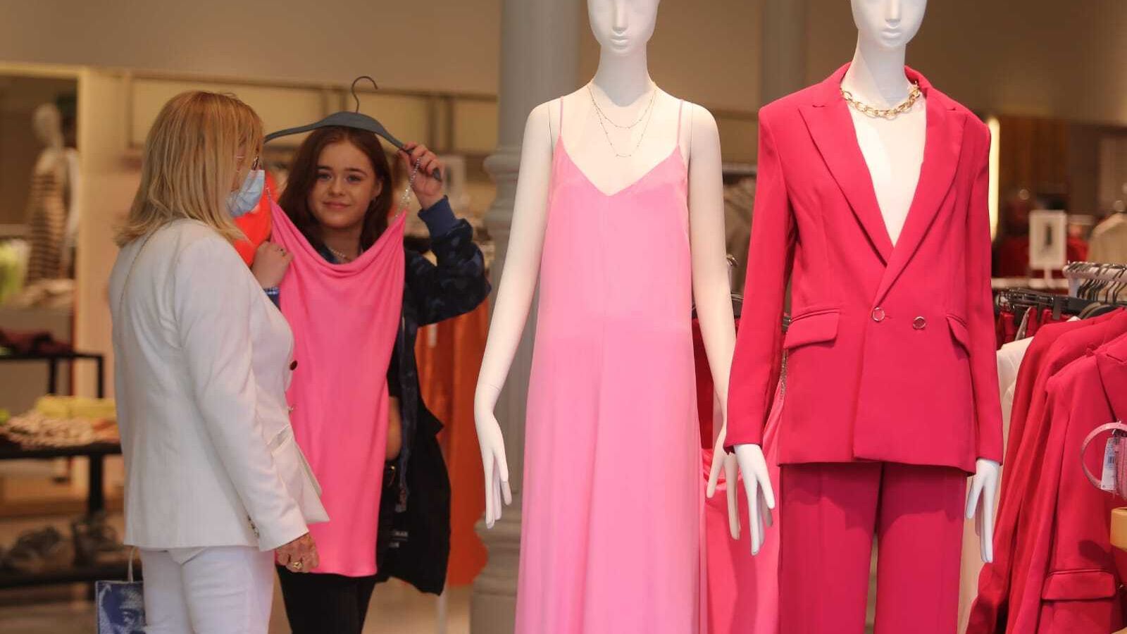 Dos mujeres en el interior de una tienda.