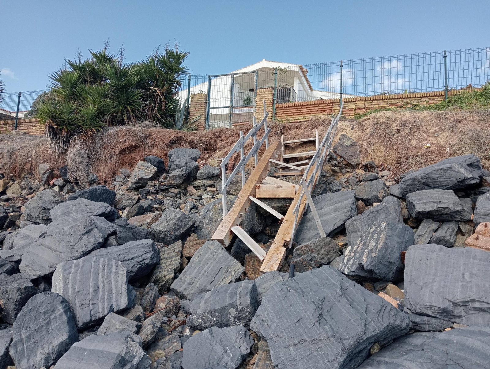 Imágenes de la playa de El Portil tras el temporal de viento y lluvia de ayer en Huelva