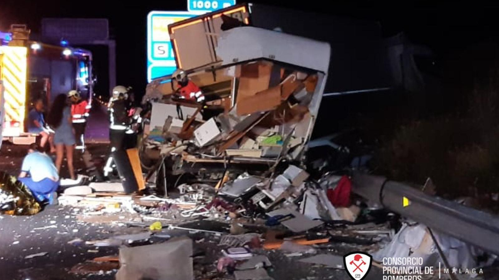 Accidente de tráfico entre una autocaravana y un camión en Casabermeja.
