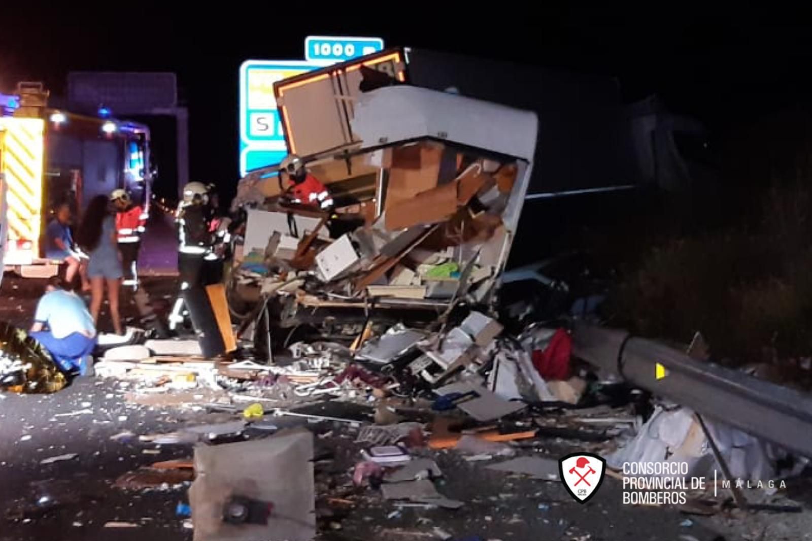 Accidente de tráfico entre una autocaravana y un camión en Casabermeja.