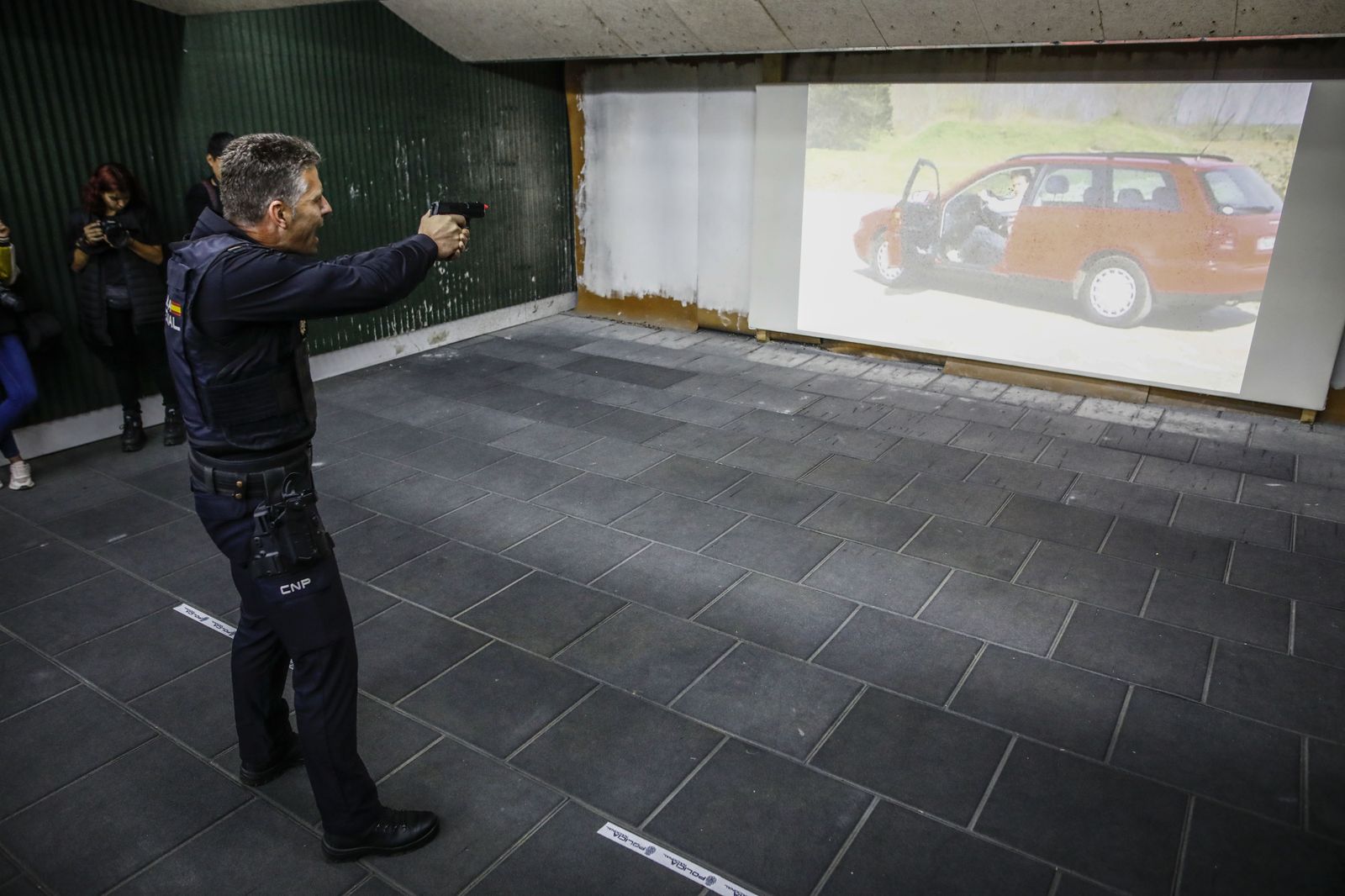 La Policía Nacional en Granada, a la vanguardia con una galería de tiro virtual única en Andalucía