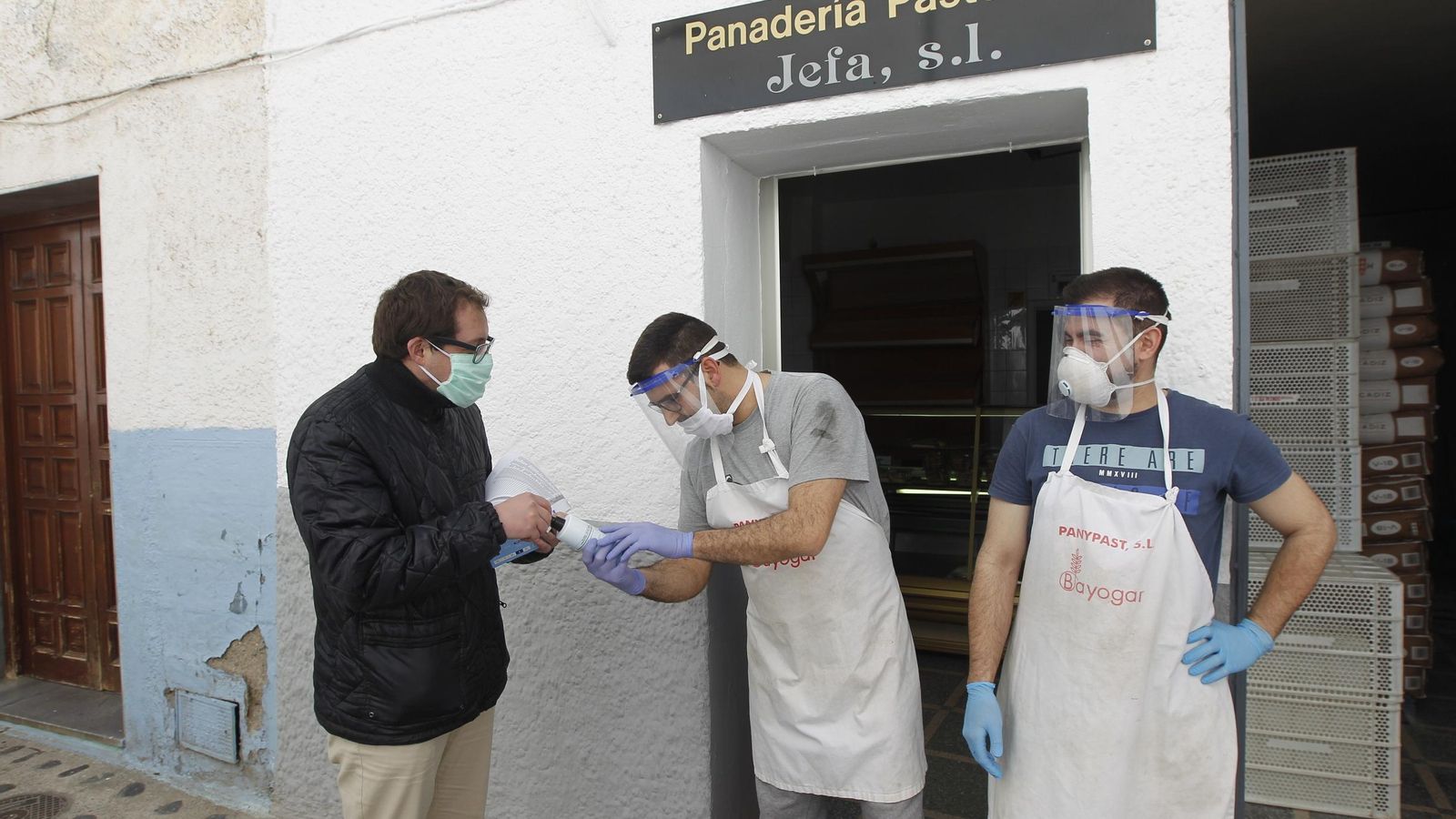 Geles y material sanitario entrega el ayuntamiento a los comercios.