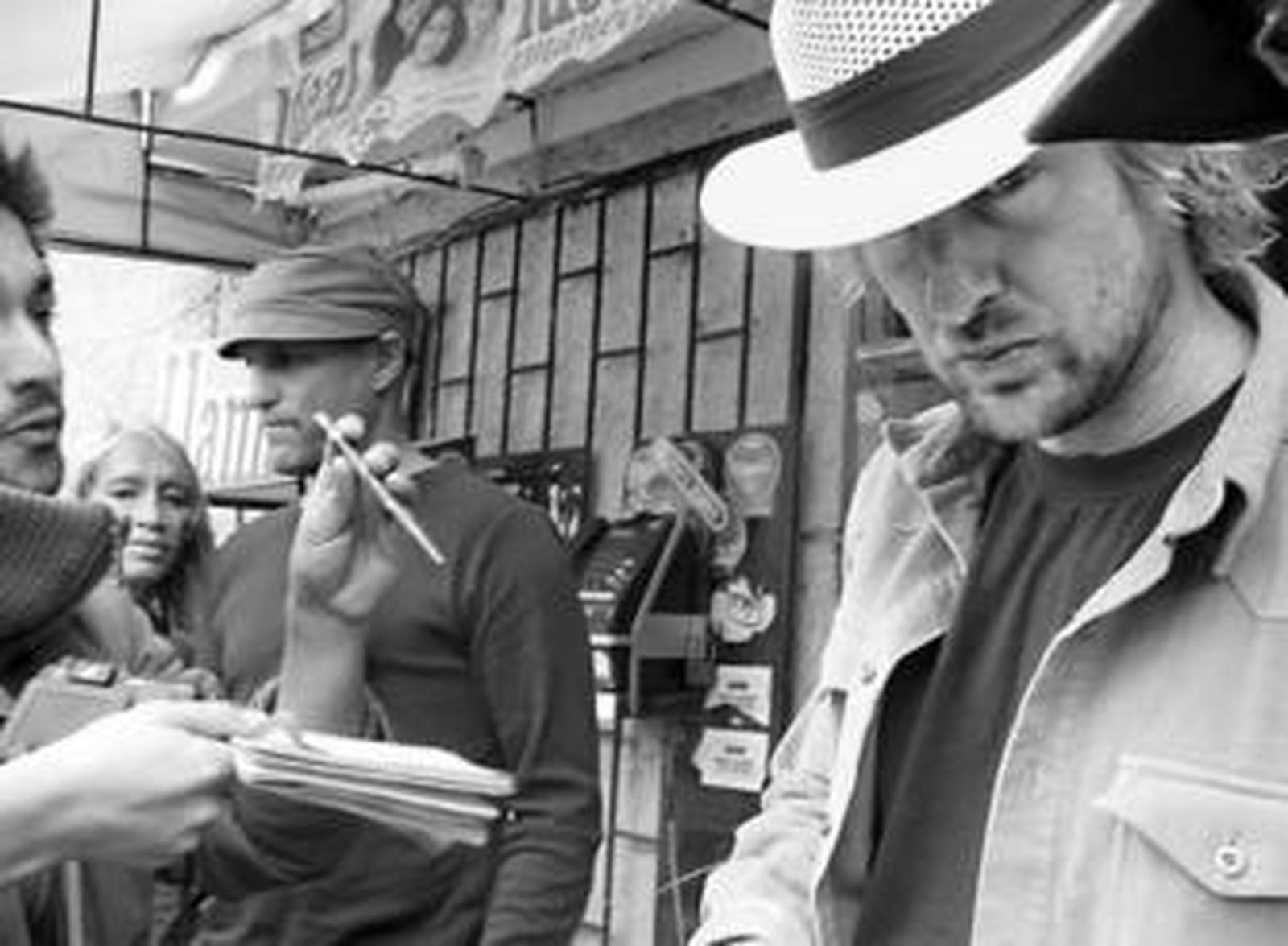 Woody Harrelson y Owen Wilson, descubiertos por los fans y fotografiados por la prensa.