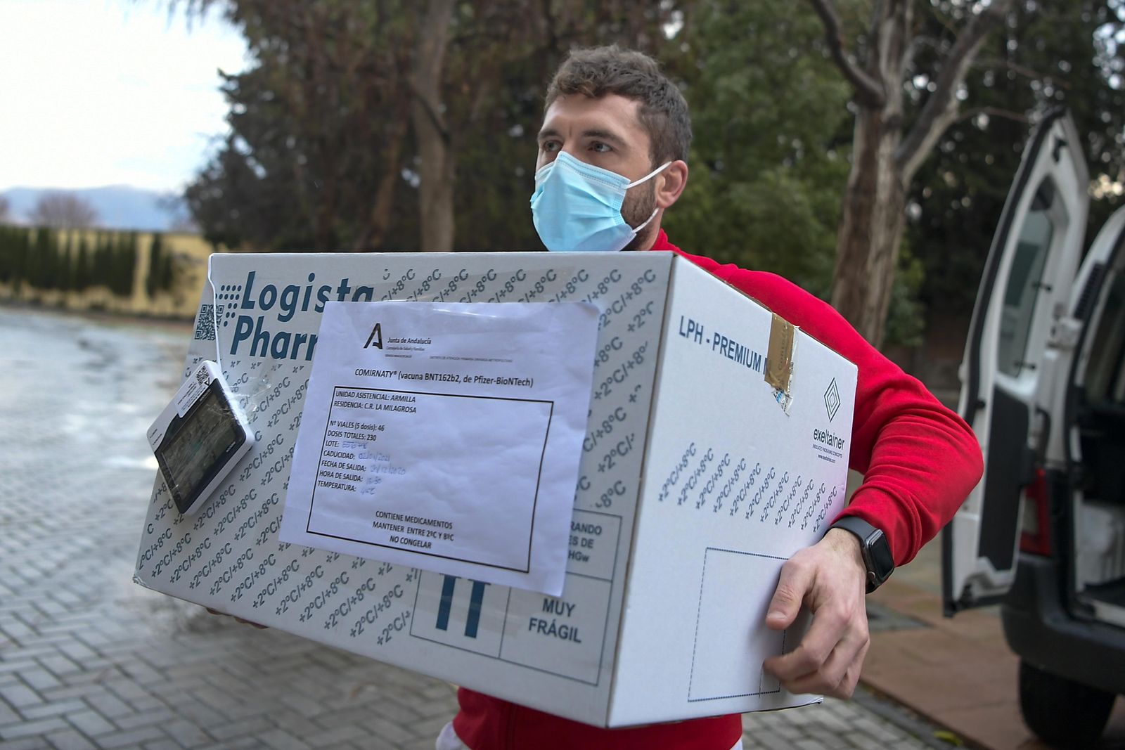 Traslado de la vacuna contra el coronavirus a una residencia de Granada.
