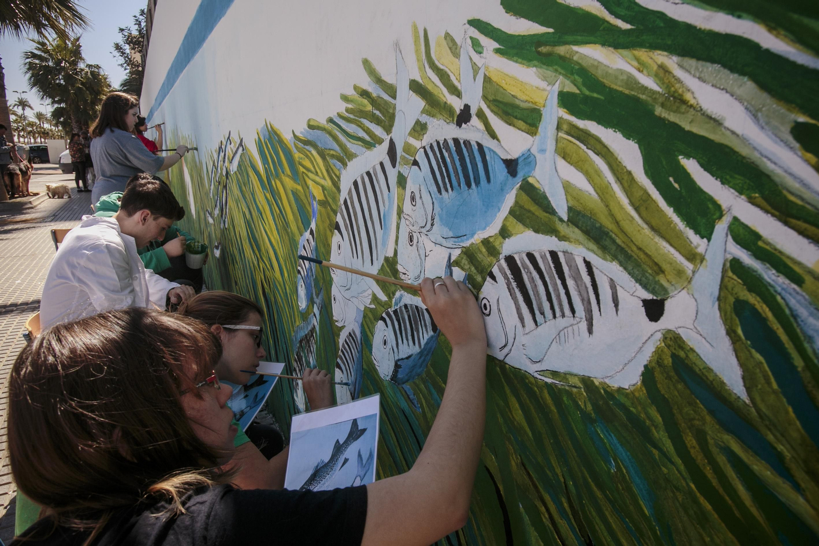 El alumnado de la Escuela de Arte pintan la fachada del colegio Gadir. El alumnado de la Escuela de Arte pintan la fachada del colegio Gadir.