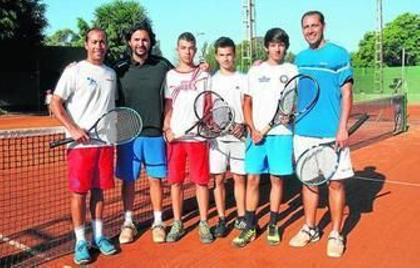 Foto de familia de varios componentes de la categoría infantil del Real Club Recreativo de Tenis de Huelva con sus preparadores. Foto de familia de varios componentes de la categoría infantil del Real Club Recreativo de Tenis de Huelva con sus preparadores.