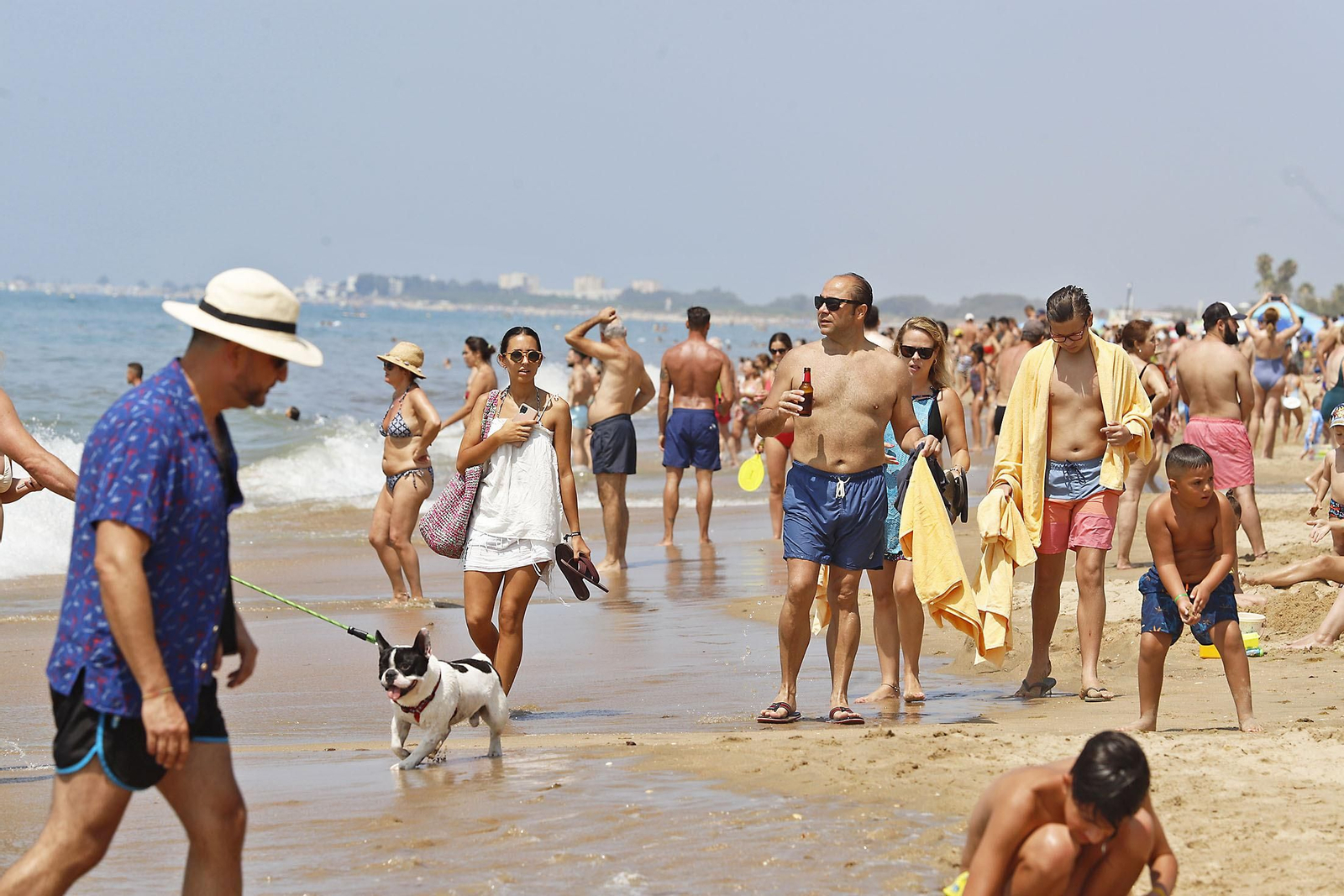 Imágenes del ambiente en las playas de Huelva en el 1 de julio