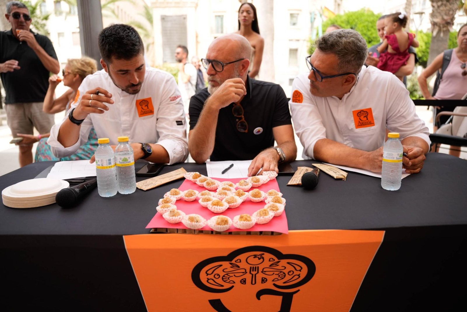La Cofradía del Tomate y la semifinal del concurso gastronómico de la Feria de Almería, en imágenes