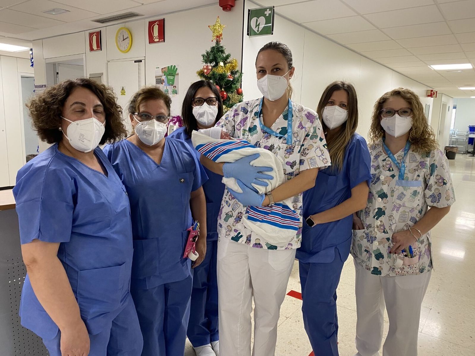 Profesionales del Hospital Regional, con Adam, el primer bebé de 2022 de Málaga.