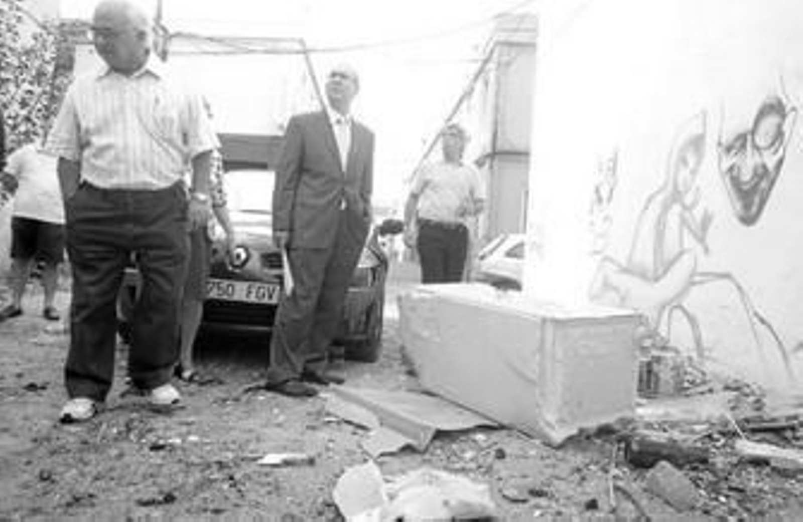 Moreno Brenes visita, junto a algunos vecinos, una zona de basura del barrio de La Trinidad.