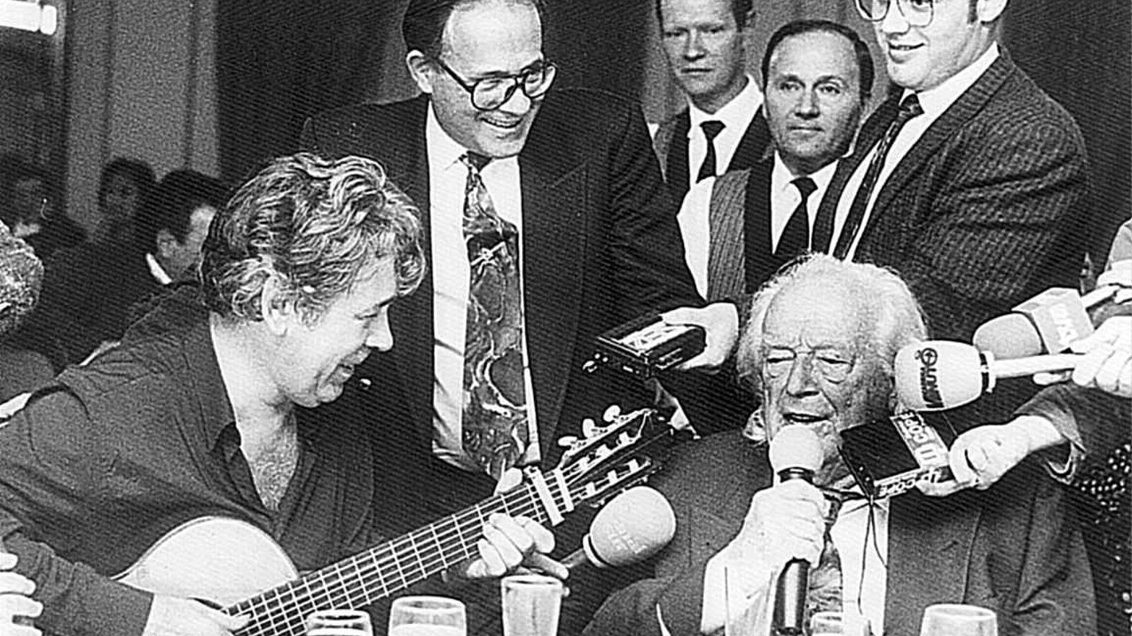 Paco Ibañez con Rafael Alberti en su 90 cumpleaños cantando una canción satírica