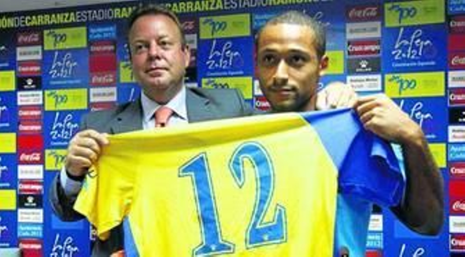 Ikechi Anya (d), portando la camiseta del Cádiz, durante su presentación junto al consejero Emilio Cortés.