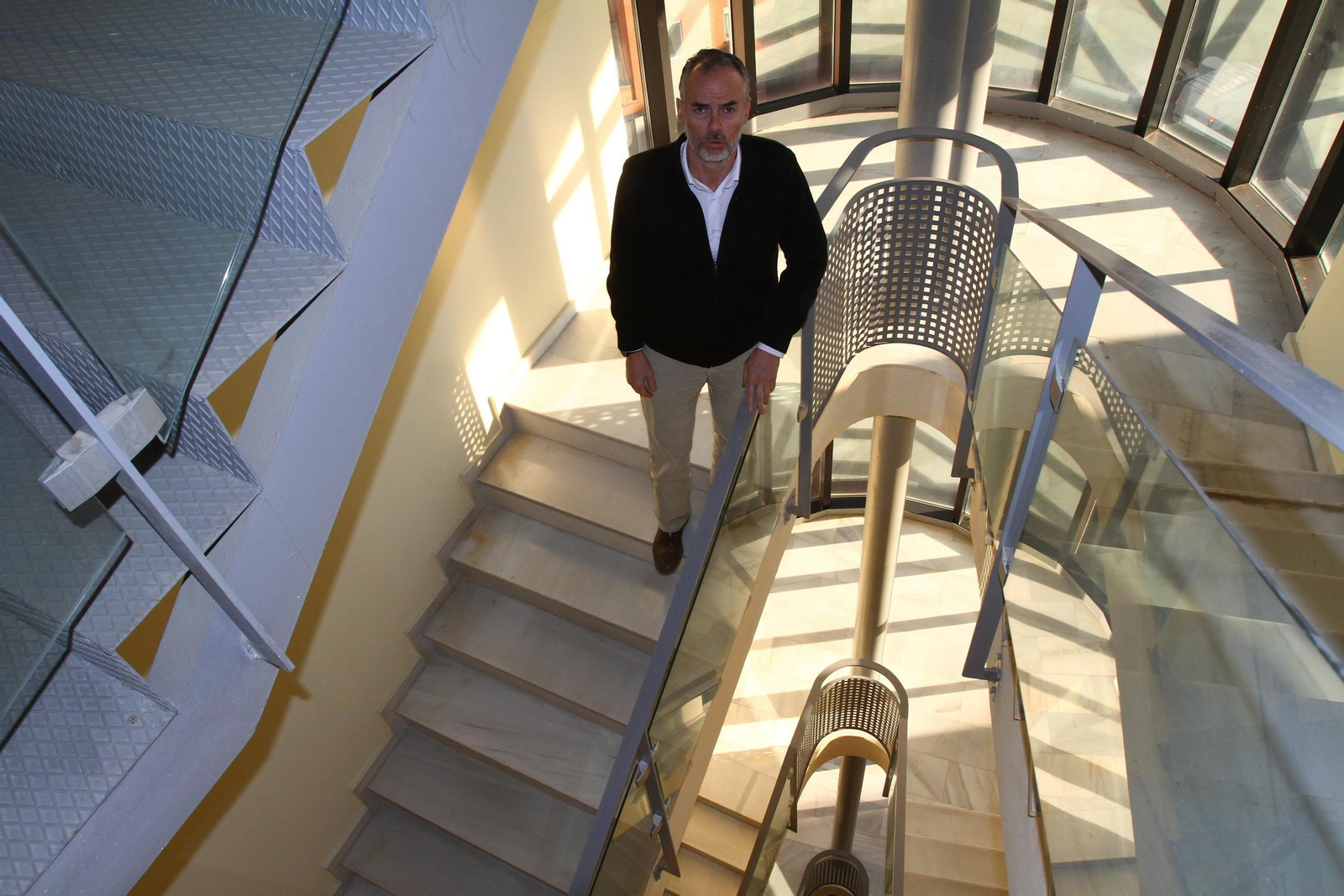 Carlos Ortiz en las escaleras de acceso a la sede de la Aiqbe en Huelva.