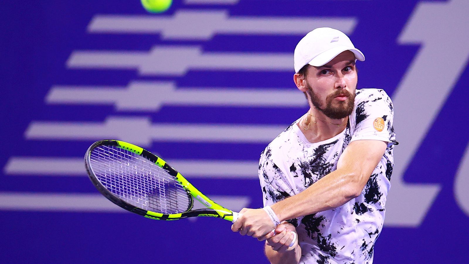 Oscar Otte golpea de revés.