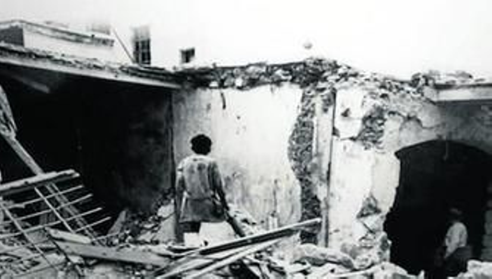 La devastación afectó a varios edificios de zonas alejadas de la ciudad.