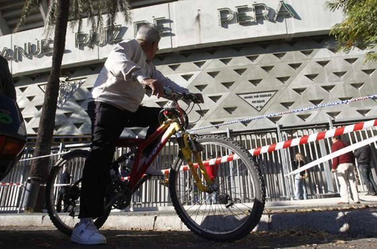 Retirada del nombre de Lopera del estadio del Betis. / Antonio Pizarro

Foto: Antonio Pizarro
