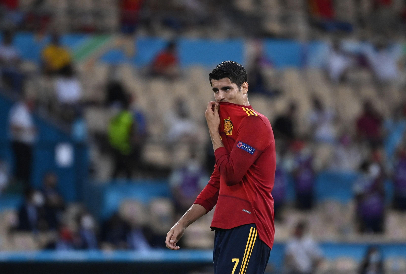 Morata abandona el césped en el Estadio de la Cartuja tras ser sustituido.