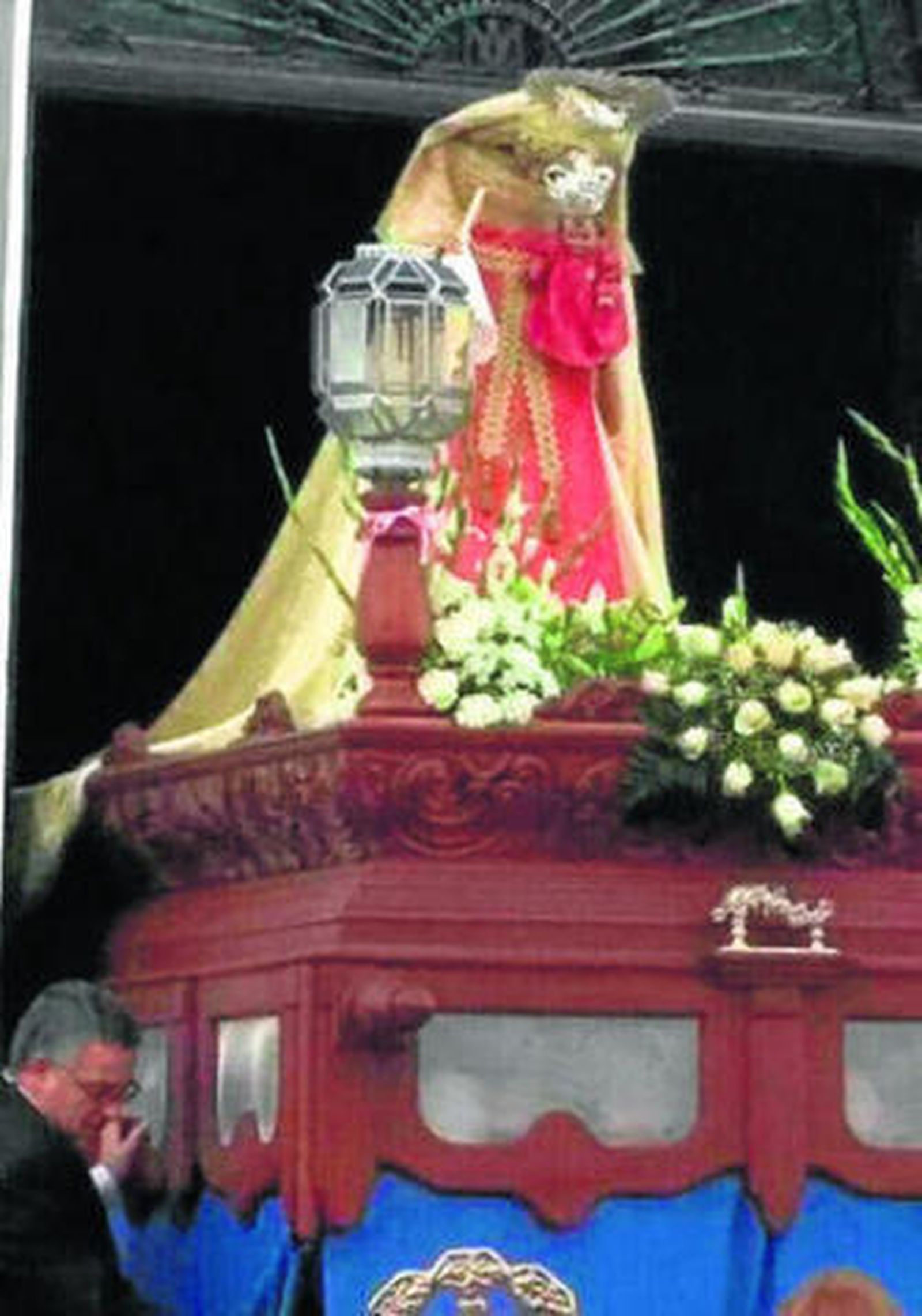 El paso se golpeó con el marco del portal y la cabeza quedó volcada.