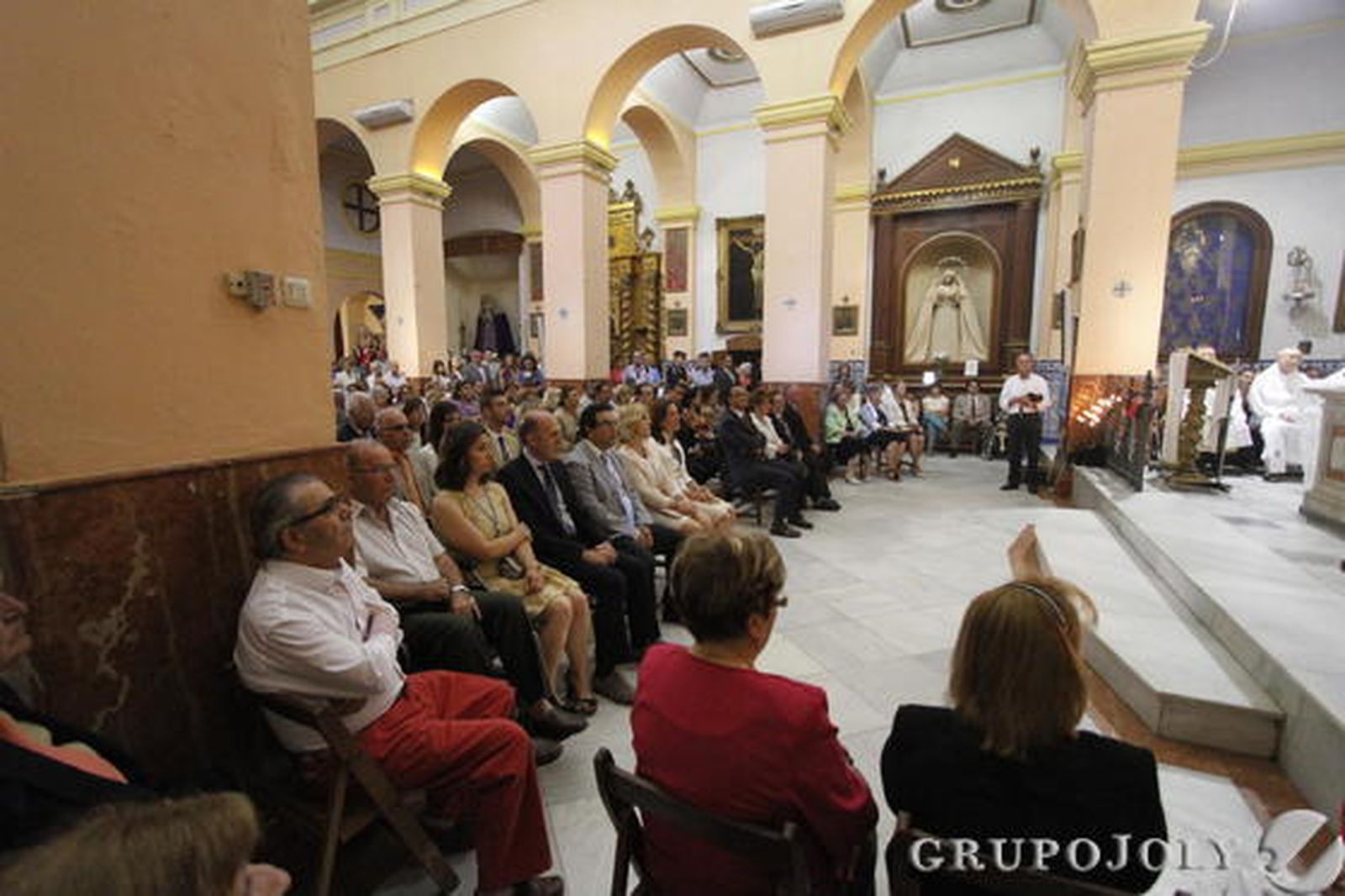 Cuatro altares reciben al Santísimo Sacramento en el recorrido por el centro de La Línea.

Foto: Fran Montes