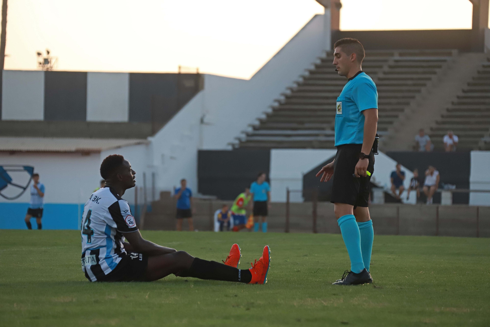 Moussa habla con el árbitro en un partido de la Balona.
