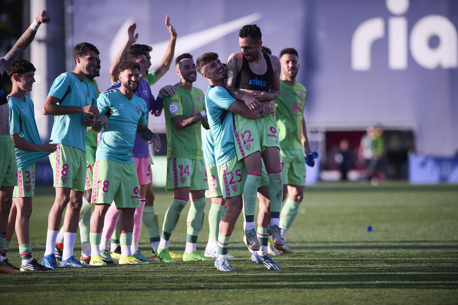 El comunión del malaguismo y la afición: Fiesta final en el Cerro del Espino