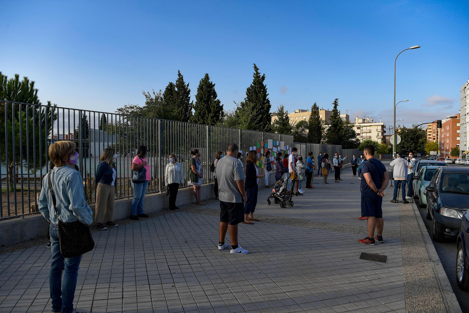 Padres del colegio Elena Martín Vivaldi de Granada, concentrados a las puertas del centro para exigir más docentes.