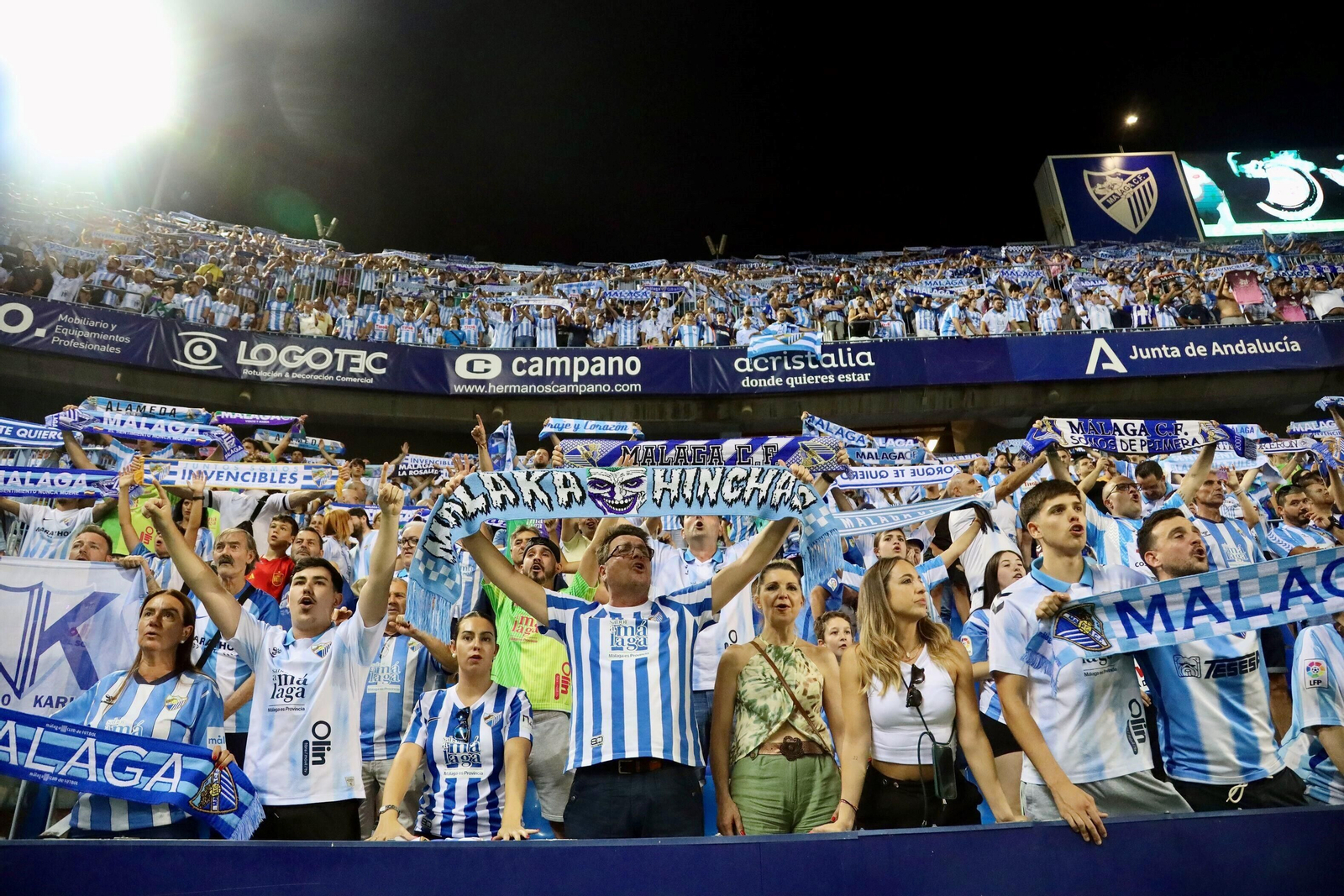 La afición anima con bufandas en alto