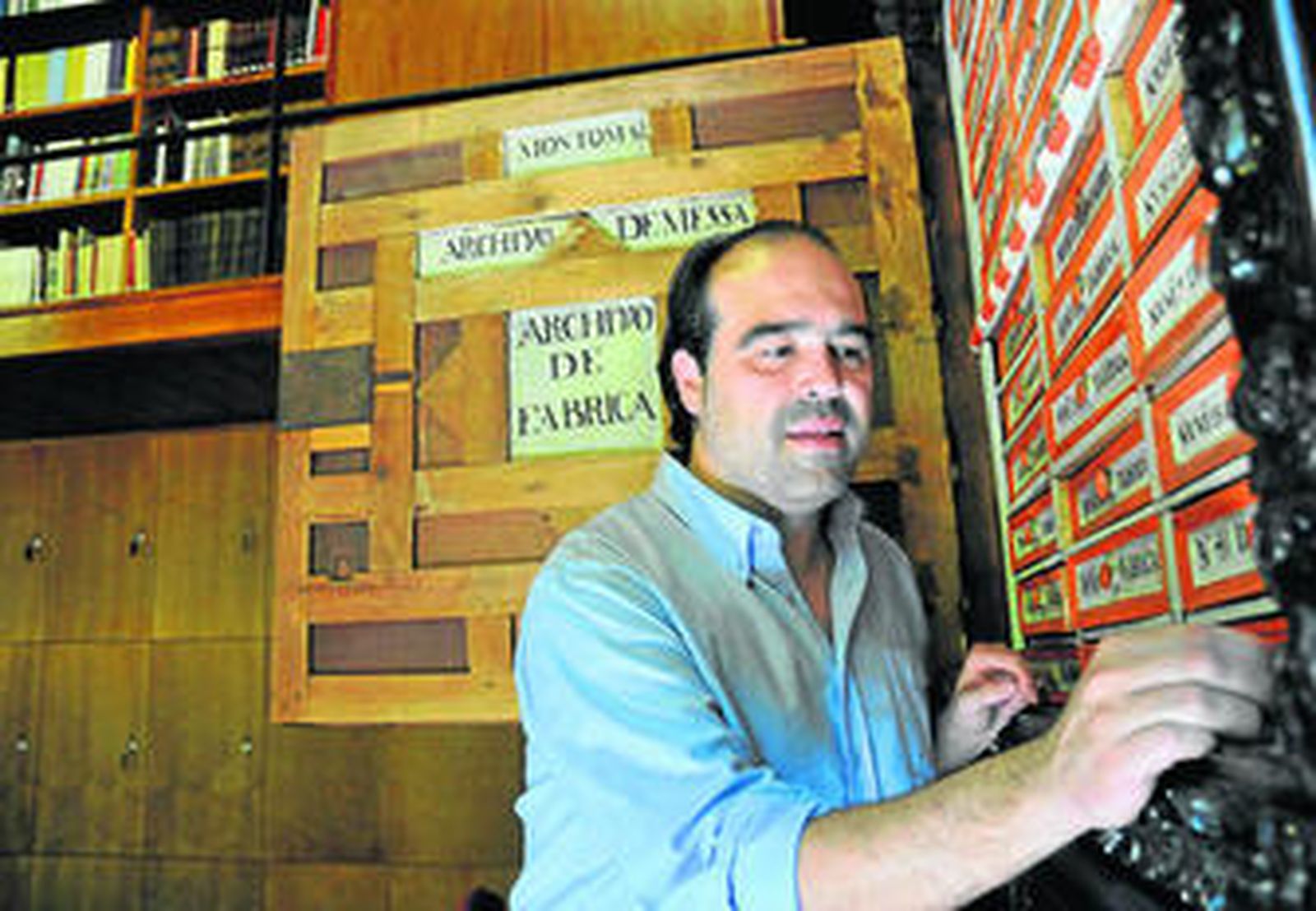 Julio Mayo, junto al mueble del Archivo de Capilla Real (1630), en el Palacio Arzobispal.