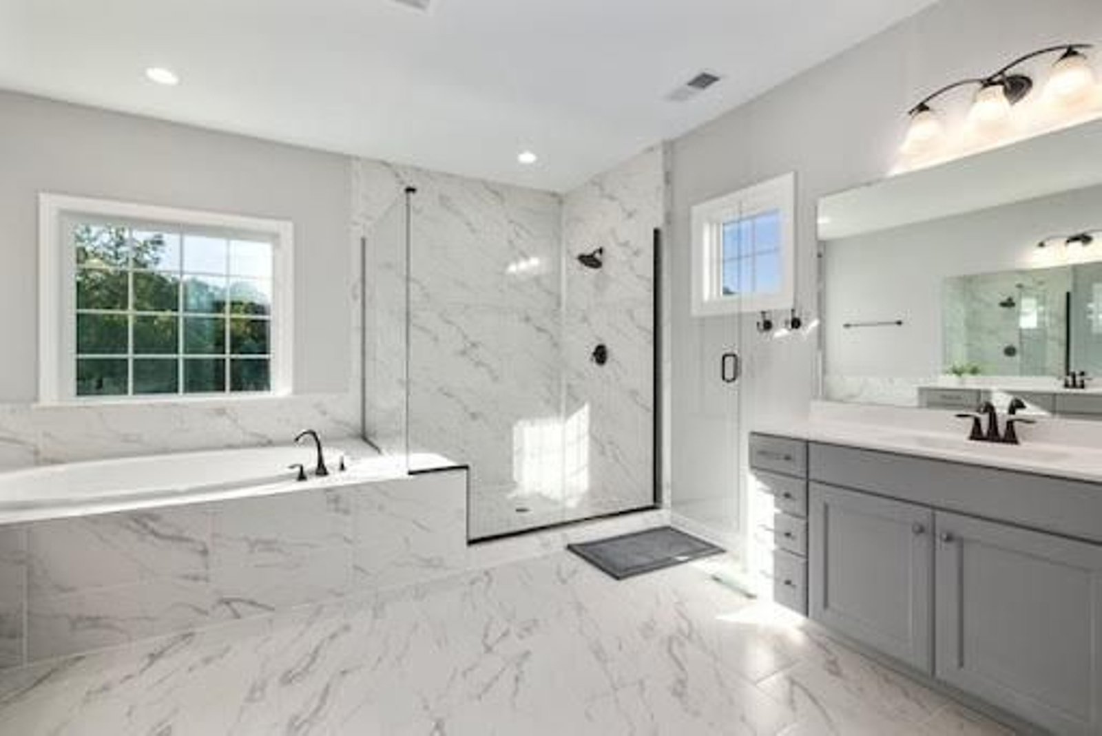 Cómo aprovechar al máximo la luz natural en verano con mamparas