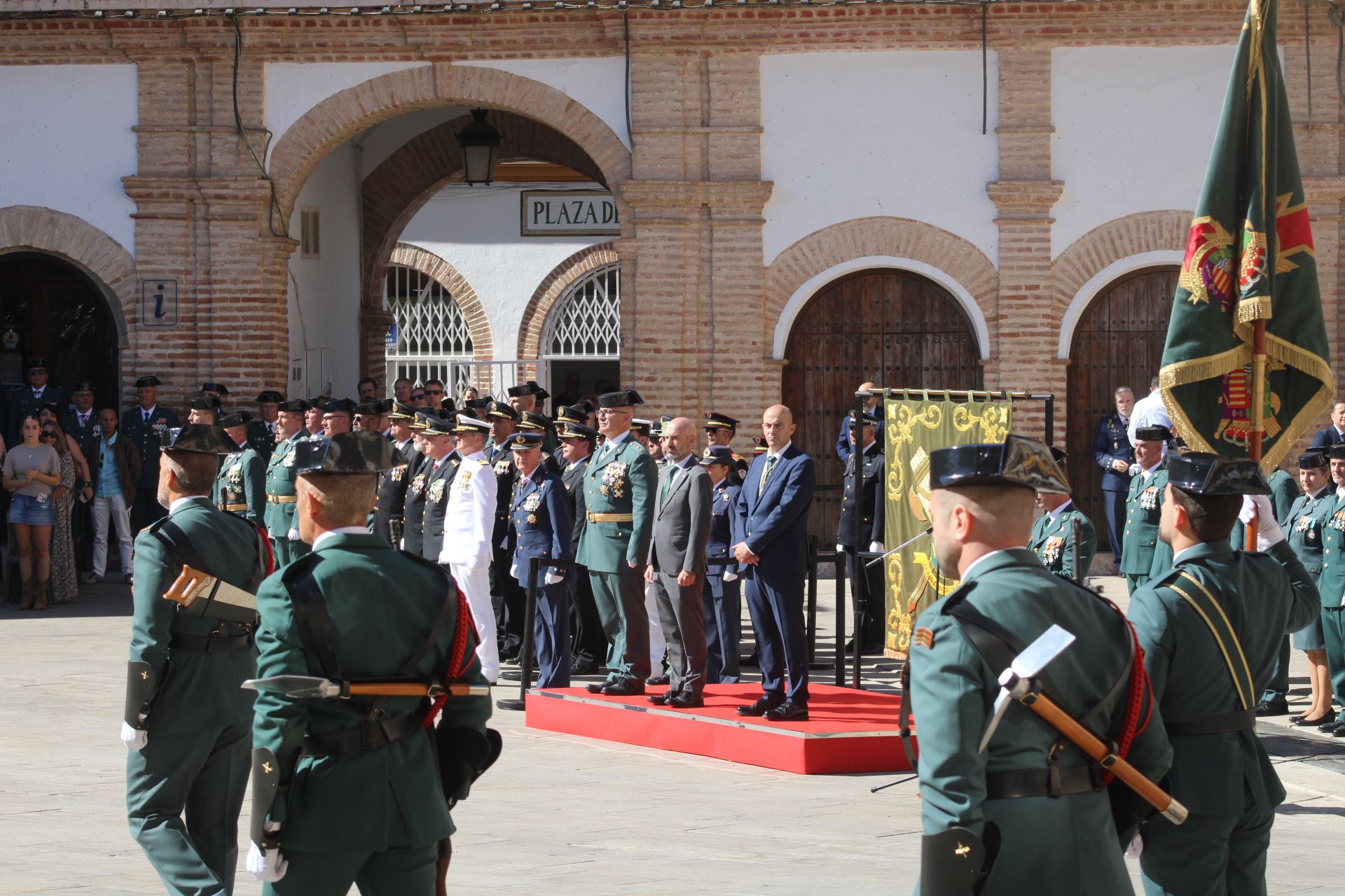 Archidona se vuelca con la Guardia Civil en un emotivo acto del Pilar en Málaga