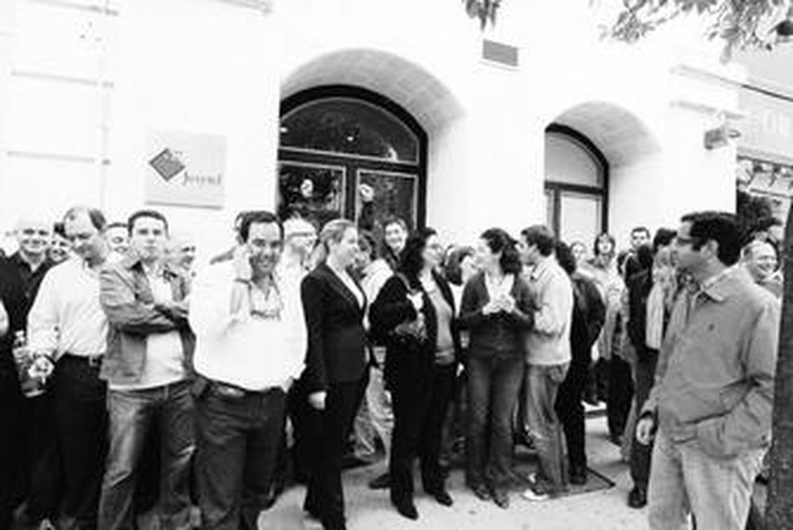 Trabajadores de Jesytel concentrados ayer, tras conocer que no habían cobrado la nómina de octubre.