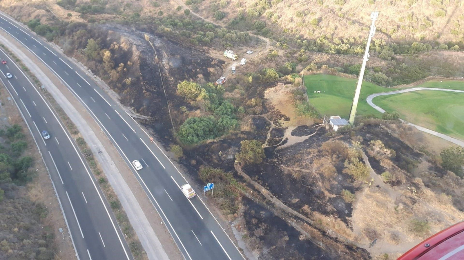 Incendio forestal en Mijas, cerca de la AP-7.