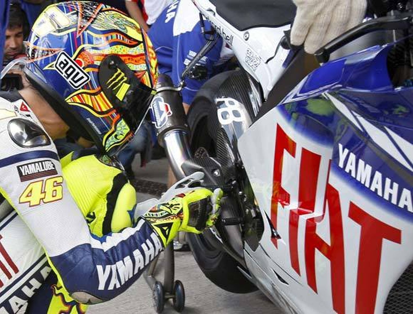 Rossi impone su ley en los libres de MotoGP
