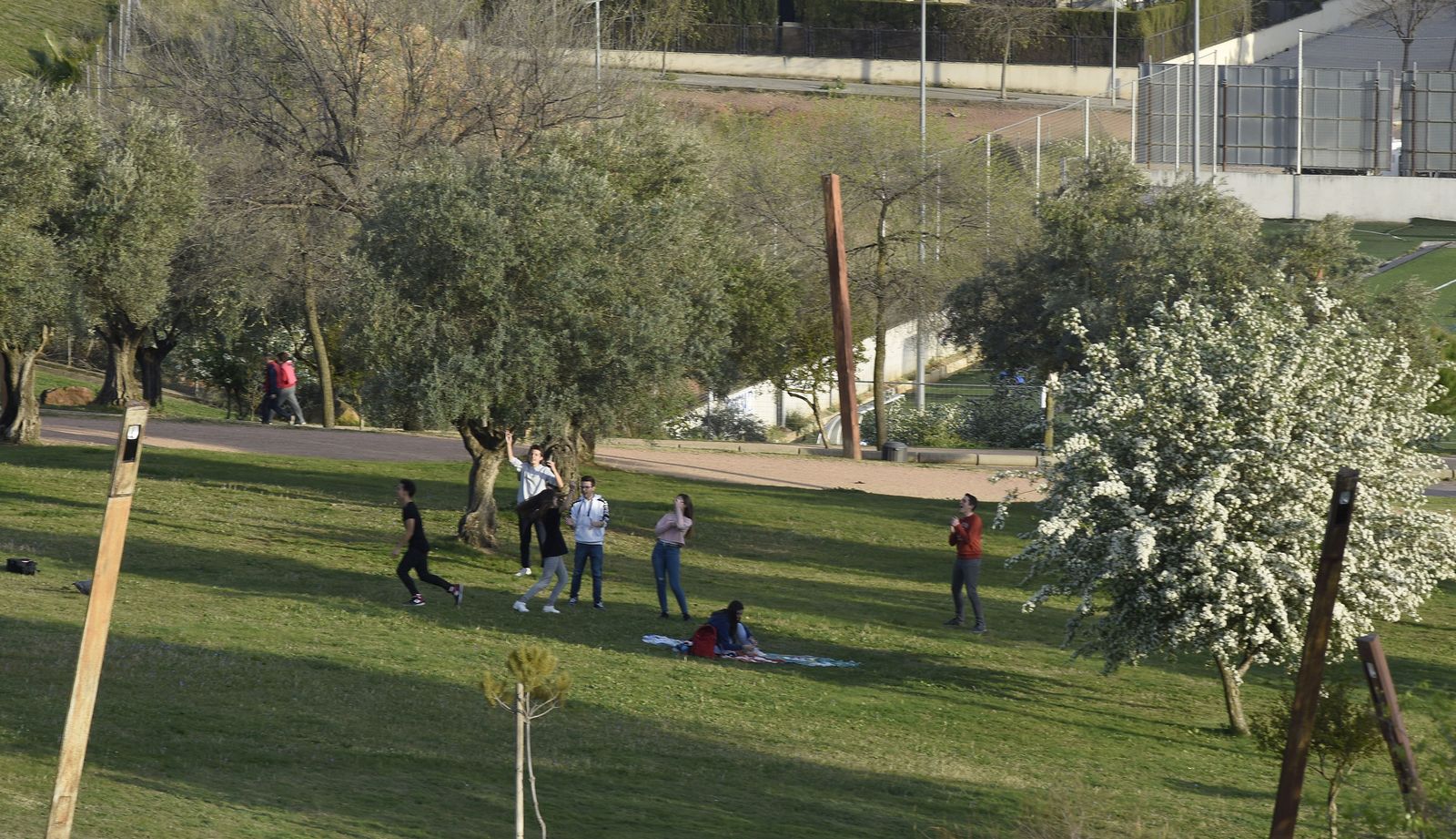 Personas disfrutan del parque de la Asomadilla de Córdoba.