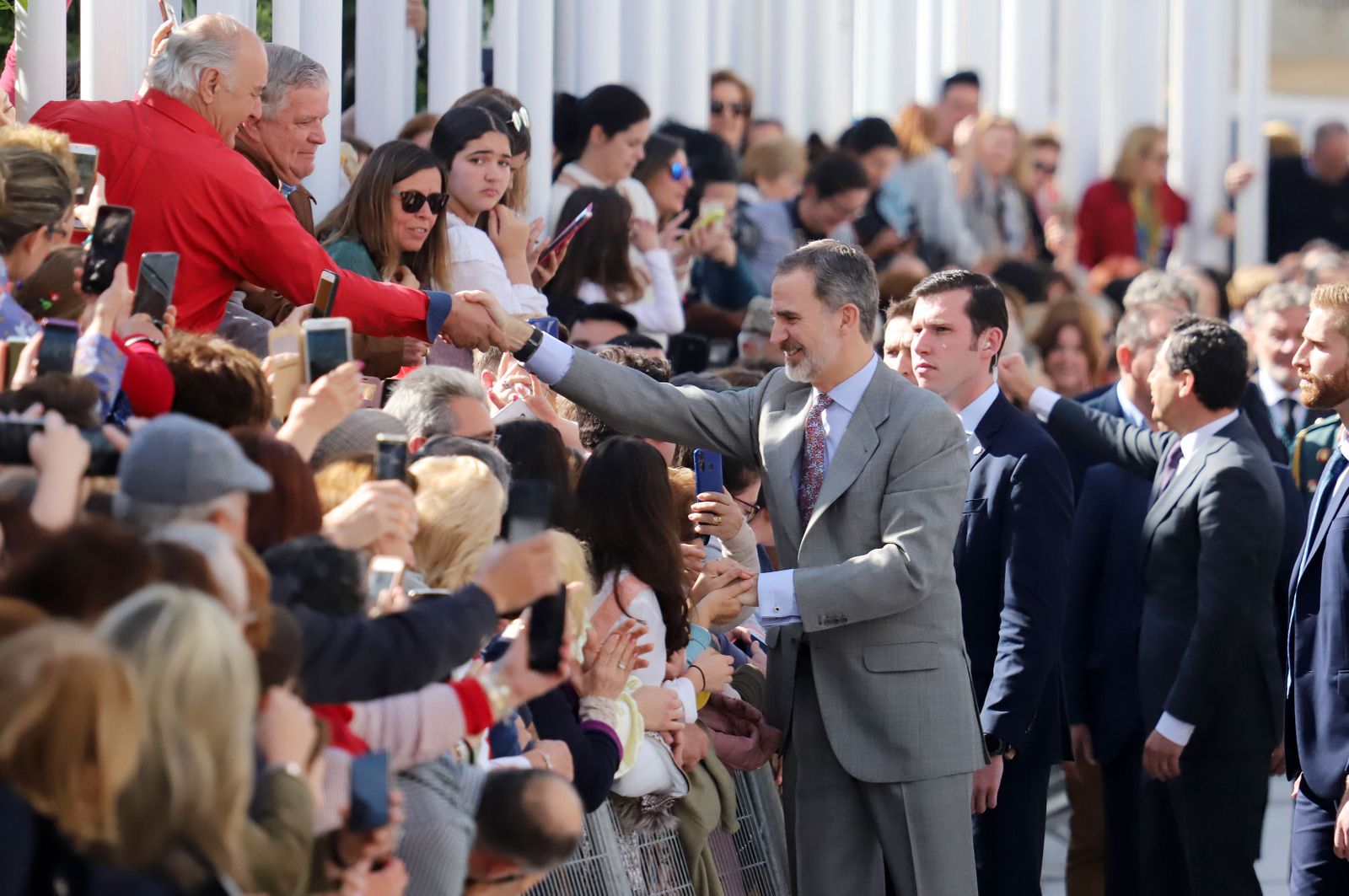 Imágenes de Don Felipe y Doña Letizia arropados por el cariño de los almonteños
