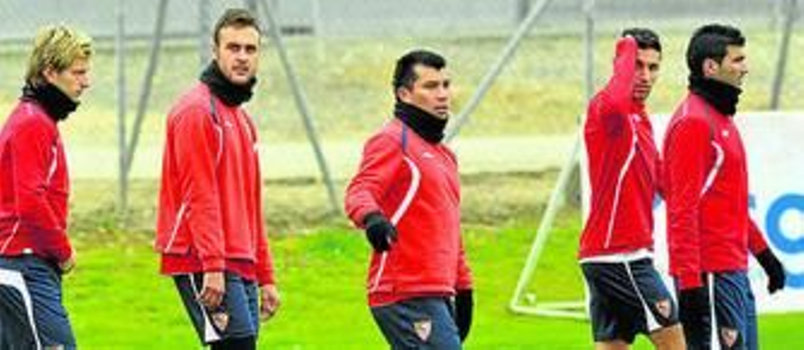 Kondogbia controla un balón junto a Rabello, sin ficha del primer equipo.